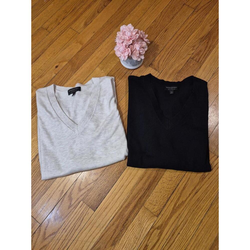 Banana Republic Mens  Lot of 2 Lg  Long Sleeve V Neck Premium Luxe Yarn Sweaters